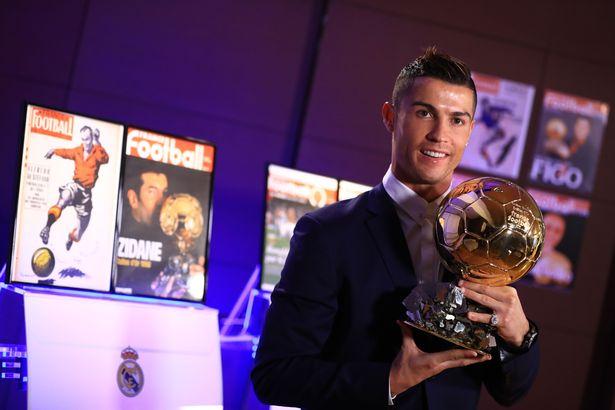 Các huyền thoại và đồng đội chúc mừng Ronaldo