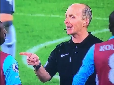 Mike Dean đe dọa cầu thủ West Ham sau khi giúp MU hưởng lợi