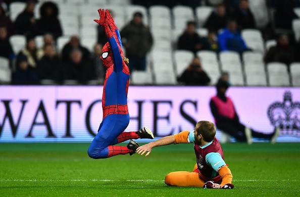Fan cuồng hóa người nhện đại náo trận West Ham vs Man City