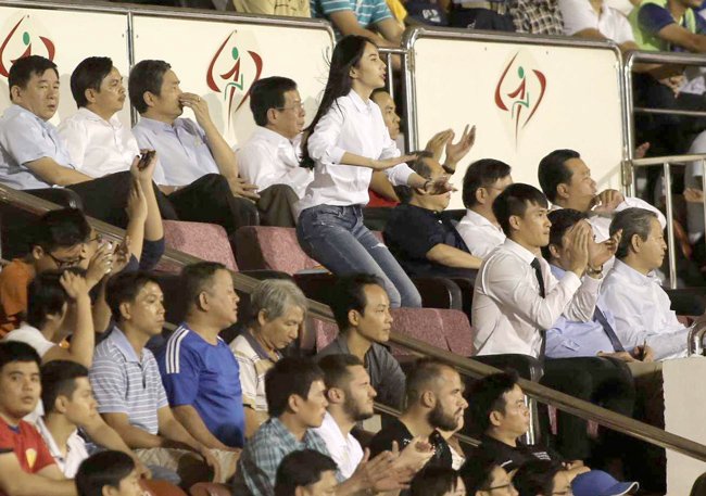 Thủy Tiên đứng ngồi không yên vì đội bóng của chồng