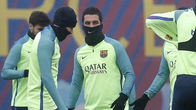 Barca tính bán một loạt sao để giữ chân Messi và Iniesta