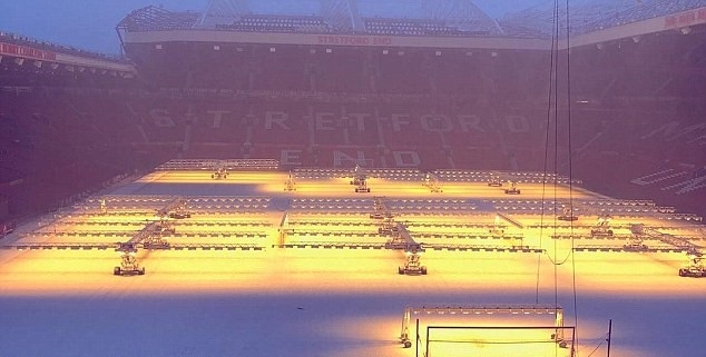 Ảnh bài viết Mặt sân Old Trafford đổi màu trắng chỉ sau một đêm