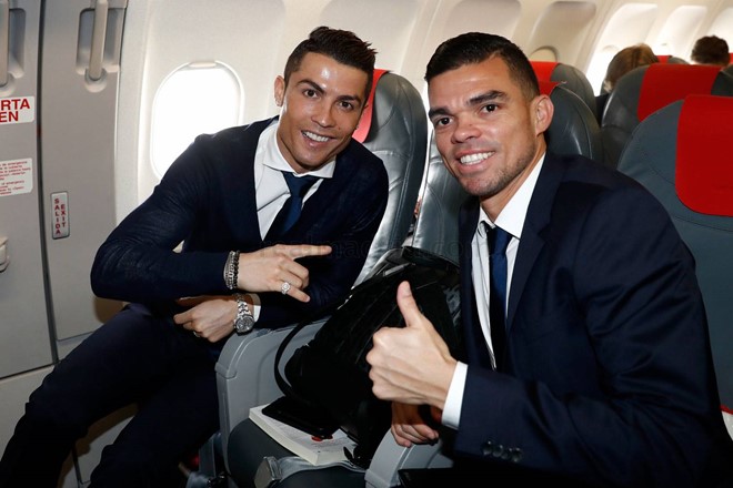 Ronaldo bảnh bao đến Italy đá lượt về vòng 1/8 Champions League