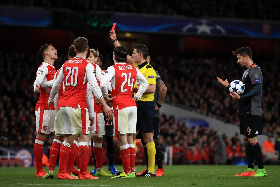 Tại sao Koscielny bị chuyển từ thẻ vàng sang thẻ đỏ?