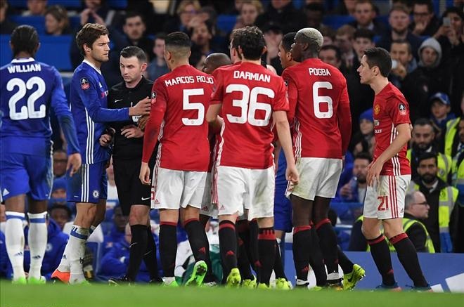 Bắt 4 trận, trọng tài Michael Oliver phạt M.U 3 quả phạt đền, 1 thẻ đỏ