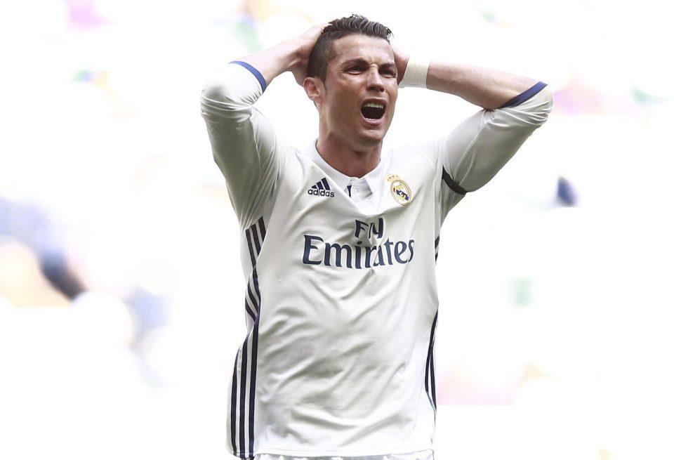 Báo thân Barca tố Ronaldo xúc phạm trọng tài