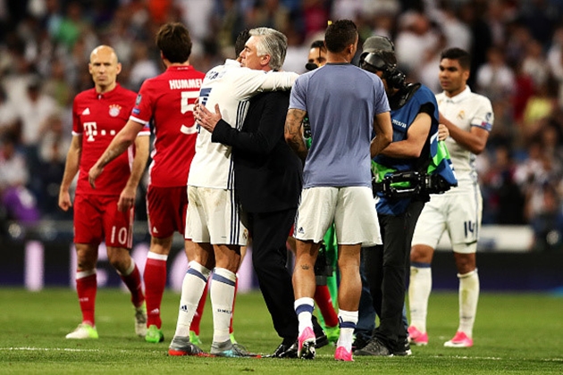 Ghi 5 bàn loại Hùm xám, CR7 ôm chặt an ủi Ancelotti