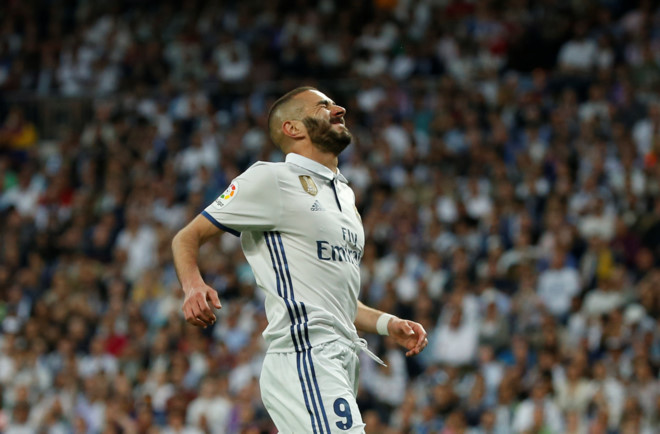 Sau Bale, tới Benzema thành nạn nhân của Ronaldo
