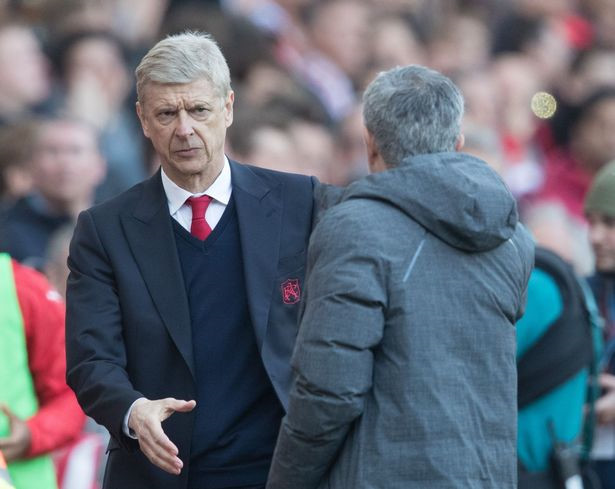 Chuyên gia giải mã cái bắt tay bí hiểm của Mourinho và Wenger