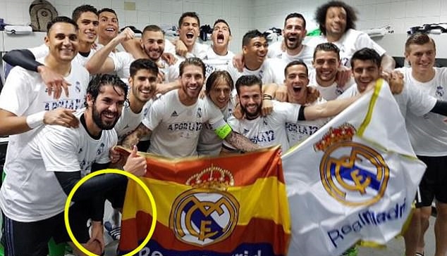 Ronaldo lại bị bóc mẽ trò ăn gian chiều cao