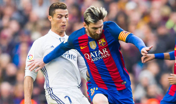 Phản ứng lạ của Messi khi Ronaldo "lên đỉnh"
