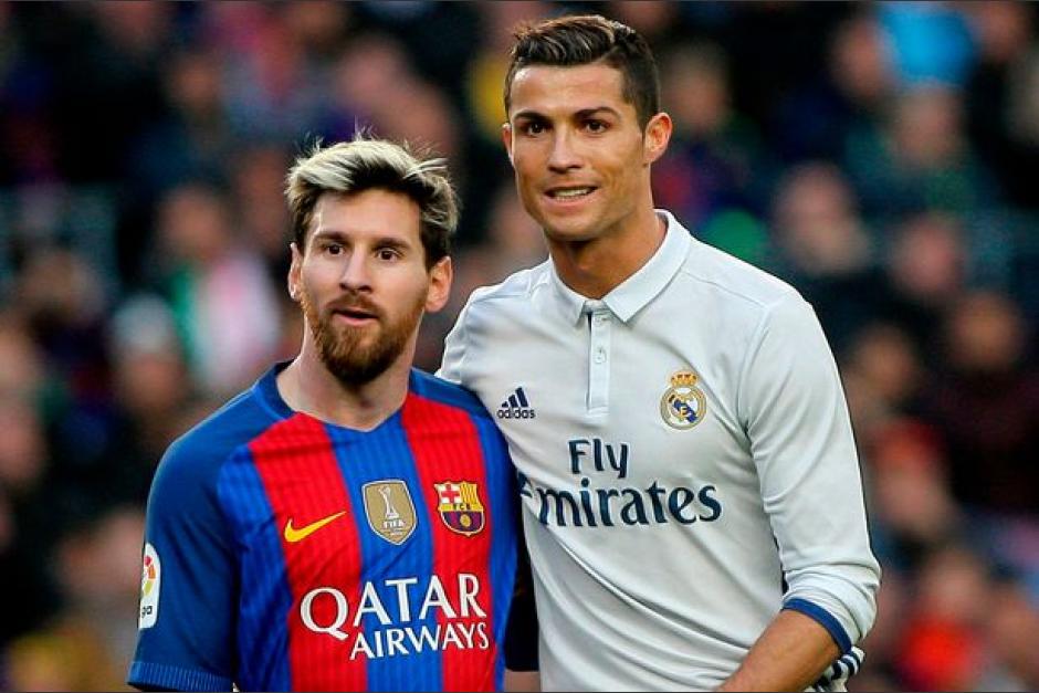Bức ảnh Messi quỳ gối trước CRonaldo gây phẫn nộ