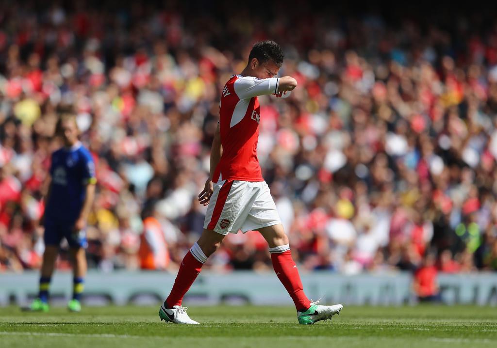 Chưa đá Arsenal đã lo khủng hoảng hậu vệ