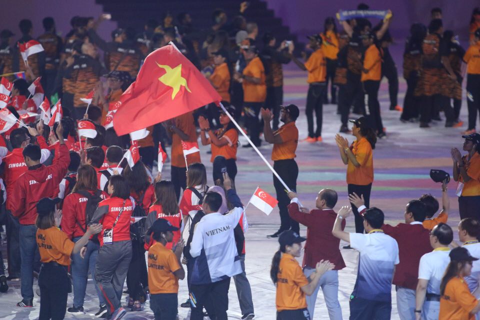 Trực tiếp lễ bế mạc SEA Games 29: Các đoàn VĐV tiến vào sân - Bóng Đá