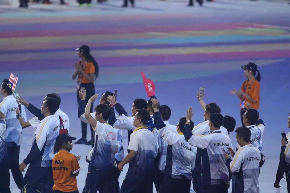 Trực tiếp lễ bế mạc SEA Games 29: Các đoàn VĐV tiến vào sân - Bóng Đá