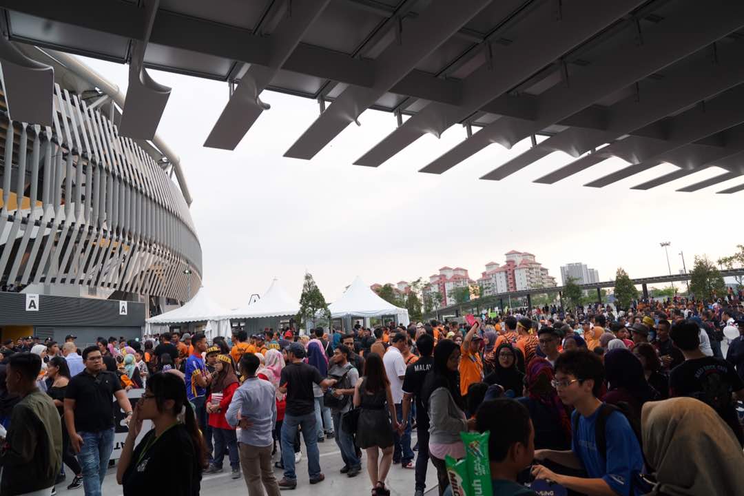 Trước lễ bế mạc SEA Games 29: Dòng người từ mọi ngả tập kết về Bukit Jalil - Bóng Đá