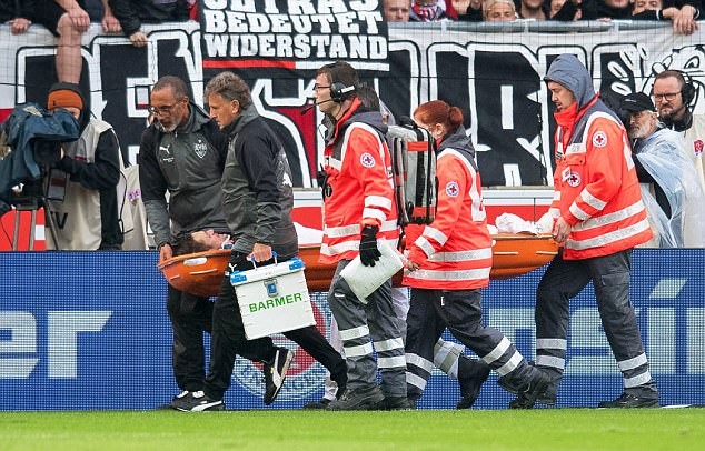 Thủ quân Stuttgart gãy mũi, vỡ hốc mắt sau va chạm với thủ môn