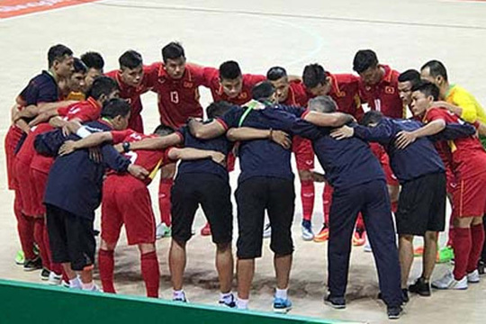Hạ chủ nhà, futsal Việt Nam vào tứ kết AIMAG 5