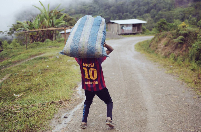 Biếm họa Messi "cõng" cả tuyển Argentina trên lưng