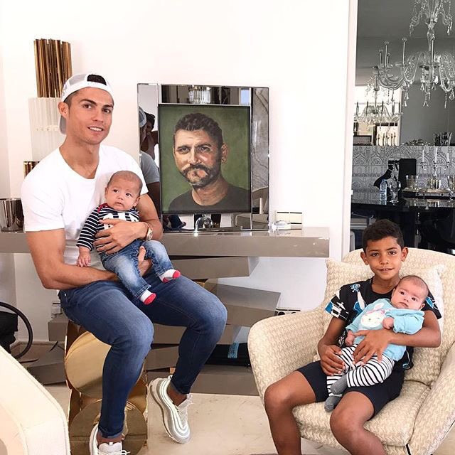 Ảnh bài viết Ronaldo từ máy ghi bàn trở thành 'máy sản xuất con cái'