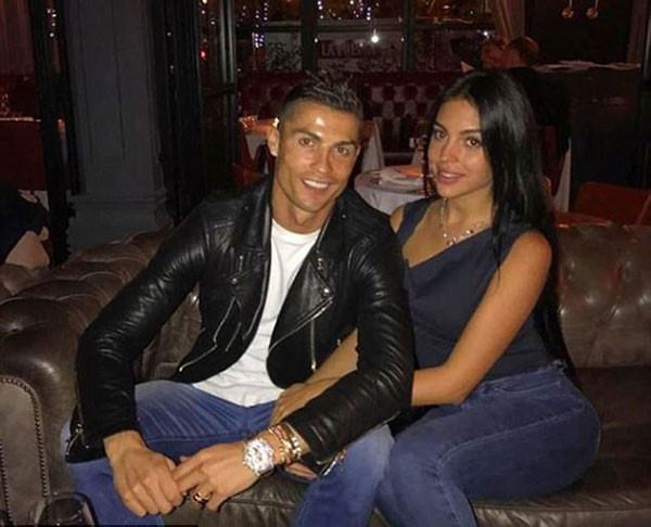 Ronaldo ăn tối cùng bạn gái sau khi giải cơn khát bàn thắng