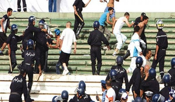 Algeria: Cổ động viên tấn công cầu thủ, hơn 80 người bị thương