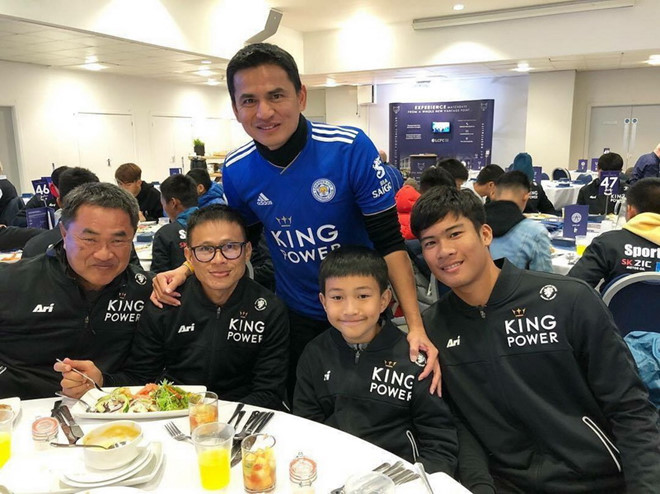 Ảnh bài viết Kiatisak thương tiếc chủ tịch Leicester trước sân King Power