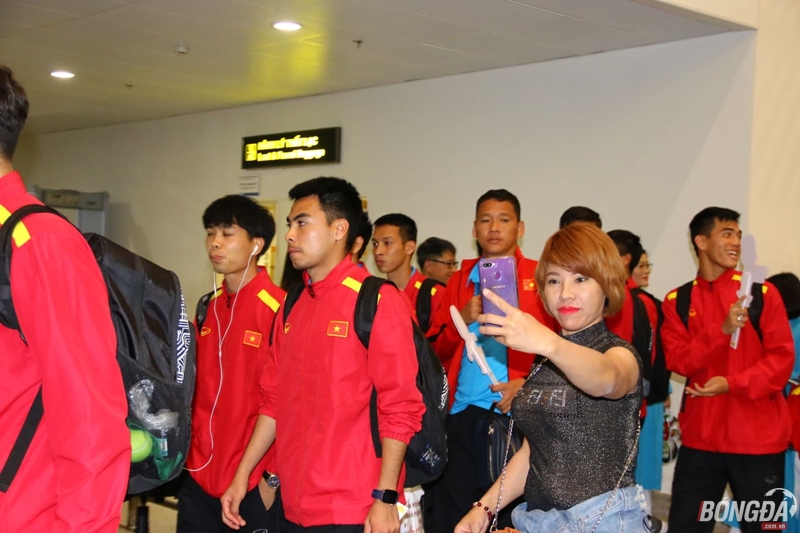 TRỰC TIẾP: ĐT Việt Nam từ Kuala Lumpur trở về Hà Nội: Toàn đội đã đặt chân xuống Hà Nội - Bóng Đá