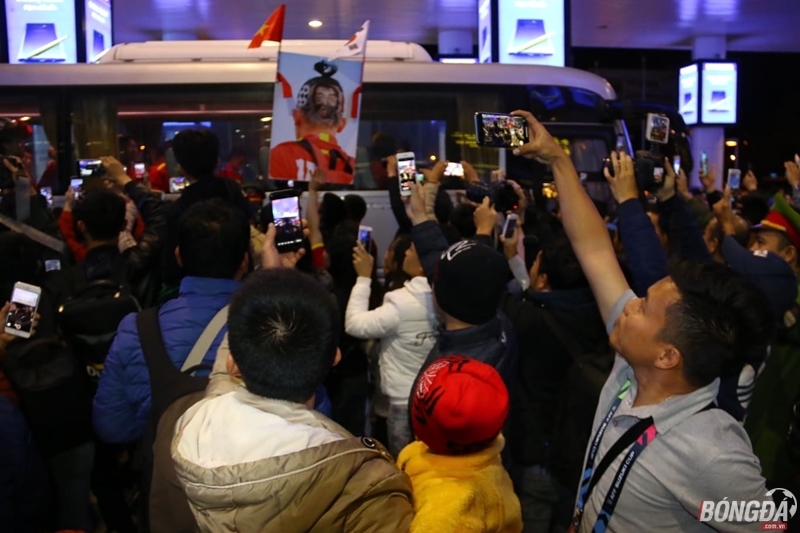 TRỰC TIẾP: ĐT Việt Nam từ Kuala Lumpur trở về Hà Nội: Toàn đội đã đặt chân xuống Hà Nội - Bóng Đá