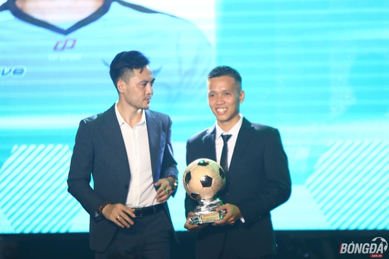 Trực tiếp quả bóng vàng Việt Nam 2018: Văn Hậu đoạt giải Cầu thủ trẻ xuất sắc nhất - Bóng Đá