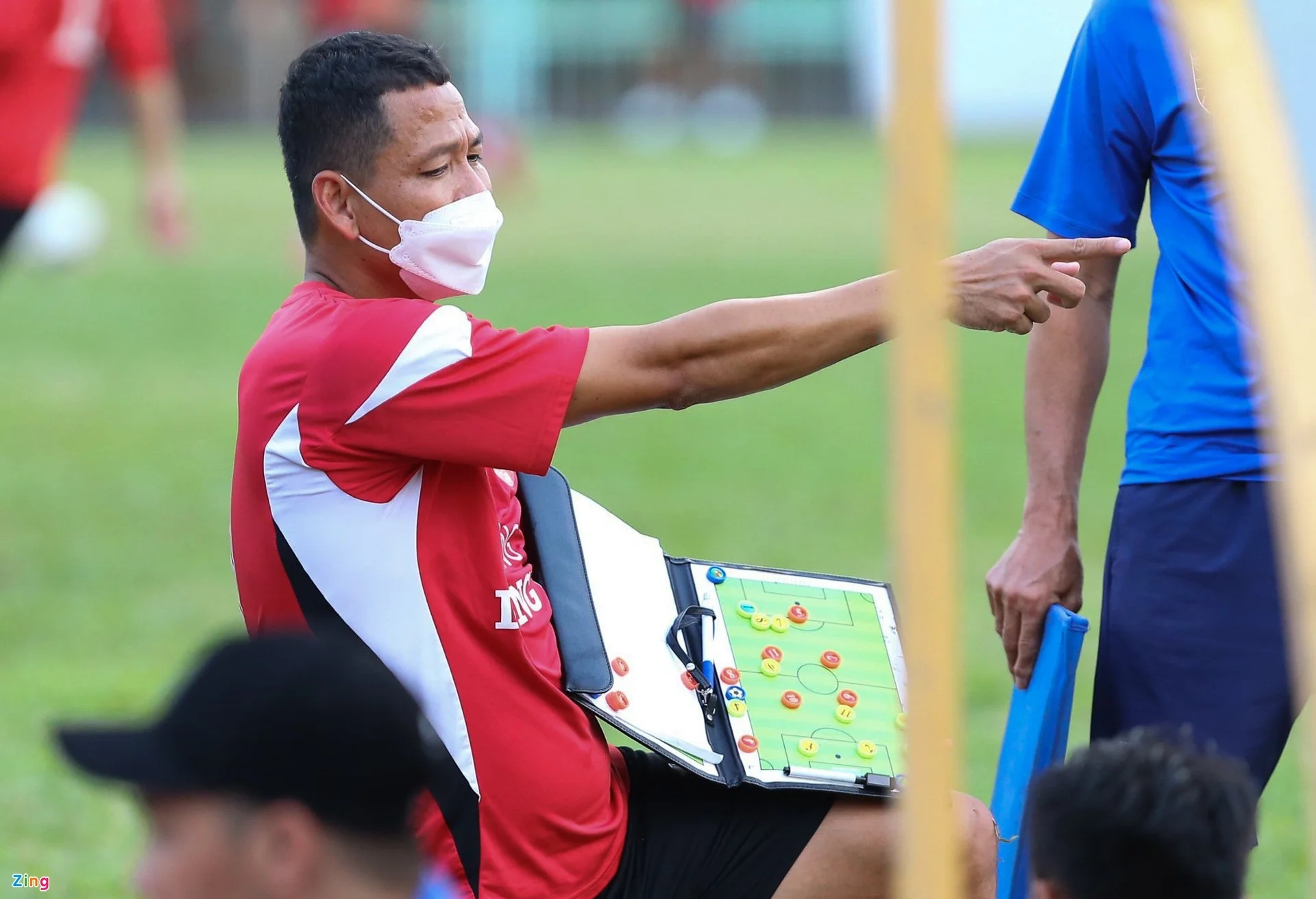 Since the 2021 season, Anh Duc has assisted in coaching at Long An Club, but until now, he has just started to directly hold the table to direct the team's tactics. Photo: Bao Toan.