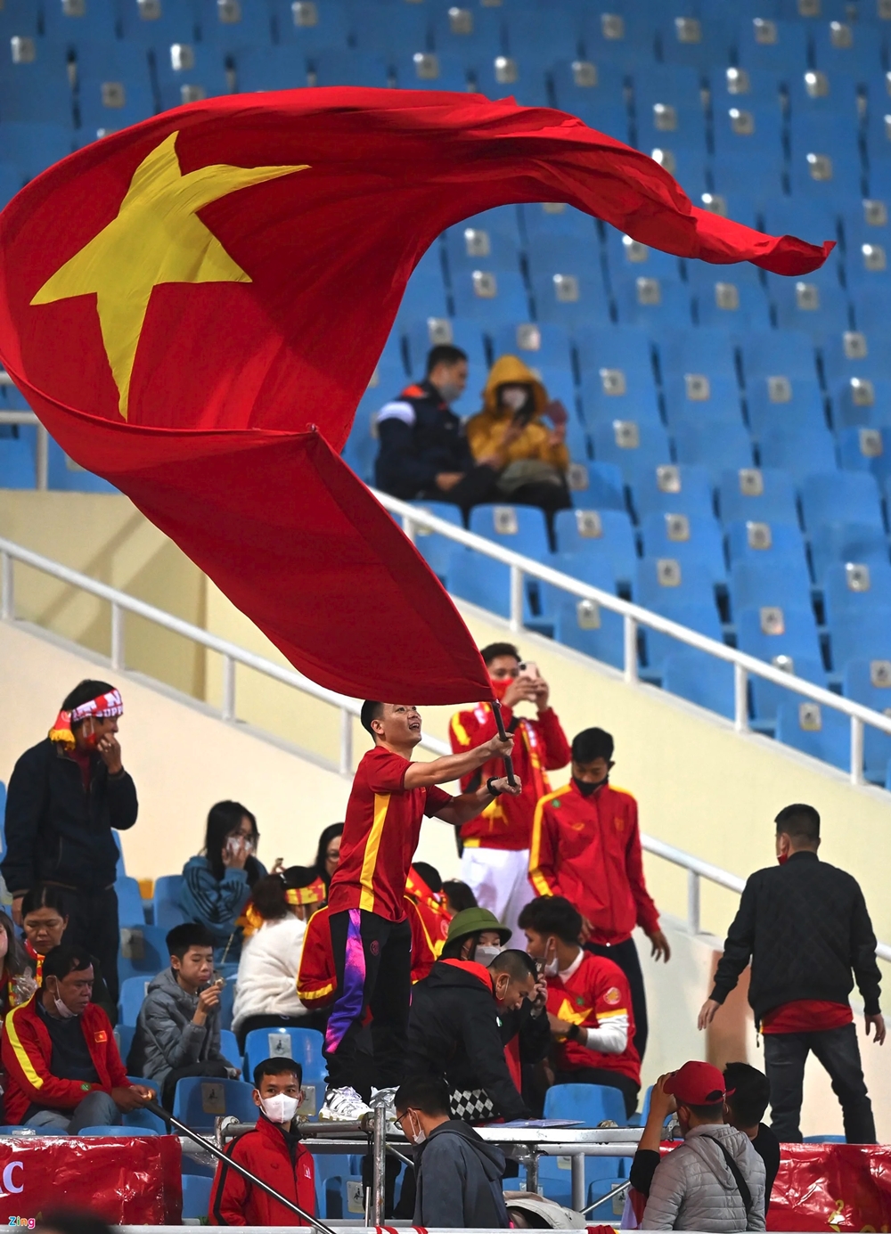 Dù là đá bóng, bóng chuyền hay các môn thể thao khác, hình ảnh các CĐV nồng cháy cổ vũ đội tuyển Việt Nam nhất định sẽ khiến bạn cảm thấy xúc động.