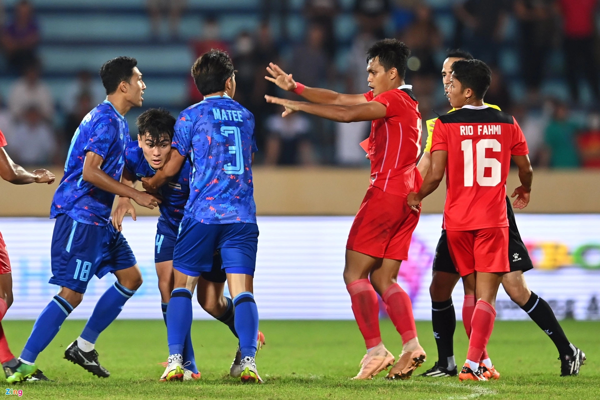 Xô xát giữa cầu thủ 2 đội bùng lên sau tình huống Irianto cầm trái bóng ném vào đầu một cầu thủ Thái Lan.