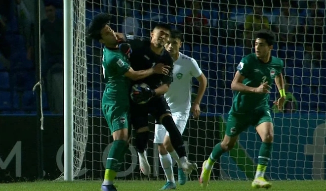 Thủ môn U23 Uzbekistan nhận thẻ đỏ sau pha đánh cùi chỏ