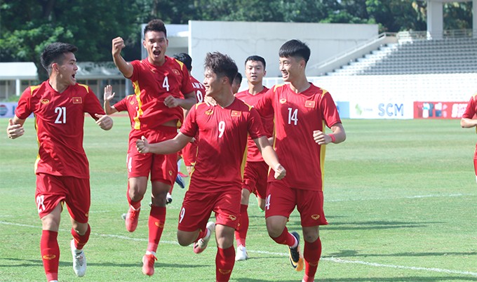 Quốc Việt (9) ăn mừng bàn thắng cùng các đồng đội U19 Việt Nam.