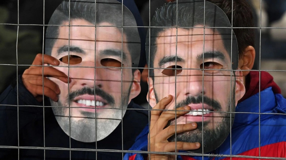 Trước đó, hơn 20.000 CĐV Nacional đã đeo mặt nạ hình Suarez thể hiện sự ủng hộ và phấn khích, khi có thông tin Suarez chuẩn bị trở lại Uruguay chơi bóng.