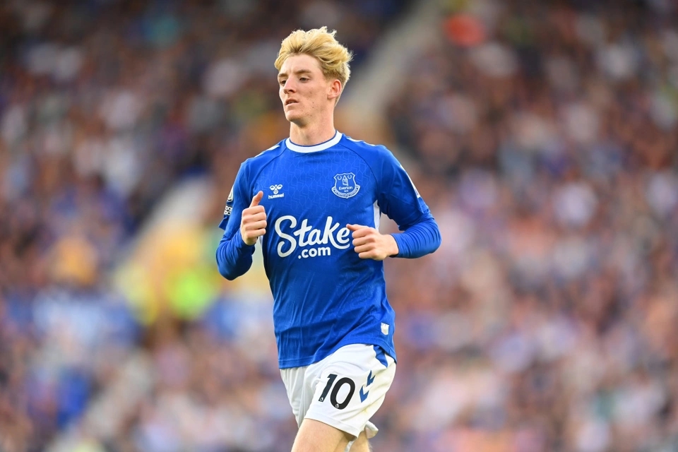 Tài năng trẻ 21 tuổi Anthony Gordon lọt vào tầm ngắm của Chelsea. "The Blues" gửi 2 lời đề nghị trị giá lần lượt 40 và 45 triệu bảng nhưng đều bị Everton từ chối. Gordon hiện được định giá không dưới 50 triệu bảng. Tottenham và Newcastle cũng muốn đón cầu thủ này về thi đấu. Nếu chiêu mộ cả Gordon, De Jong và Fofana, Chelsea có thể phải bỏ ra đến 203 triệu bảng.