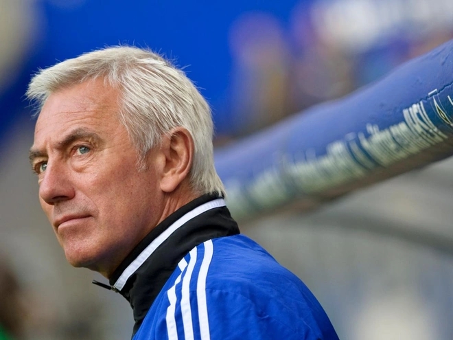 HLV Van Marwijk khuyên đồng hương Ten Hag nên tỏ thái độ cứng rắn với Ronaldo, giống cách Sir Alex từng làm trong trường hợp của David Beckham.
