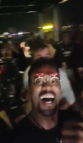 Evra xem Man United ở quán cafe tại Hà Nội.