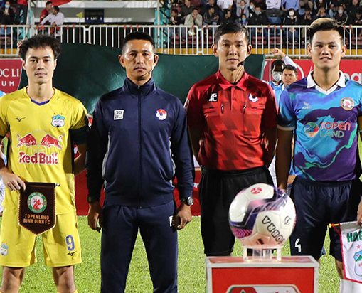 Trọng tài nội liên tục mắc lỗi, Ban tổ chức V-League tiếp tục trọng dụng “vua áo đen” ngoại