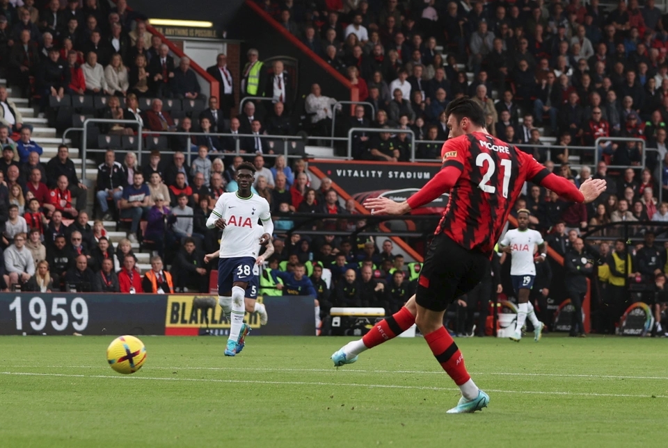 Hôm 29/10, Moore lập cú đúp giúp Bournemouth dẫn trước Tottenham 2 bàn. Tuy nhiên, hàng thủ mất tập trung khiến đội bóng này thua ngược Spurs 2-3.