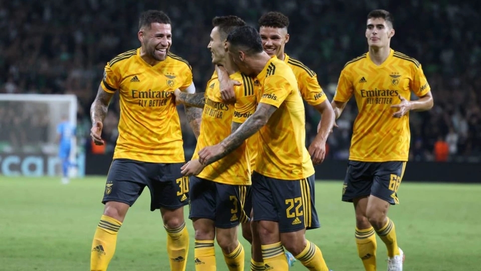 Club Brugge gây bất ngờ khi thắng 3 lượt trận đầu tiên ở vòng bảng mà không thủng lưới bàn nào. Tuy nhiên, thất bại trước Porto ở lượt cuối khiến họ mất ngôi đầu vào tay đối thủ. Thế nhưng, CLB Bỉ vẫn gây ấn tượng khi cùng Porto loại Atletico Madrid. Với Benfica, họ xuất sắc cầm hòa PSG trong cả 2 lượt trận vòng bảng và giành luôn vị trí nhất bảng. Dự đoán: Benfica đi tiếp.