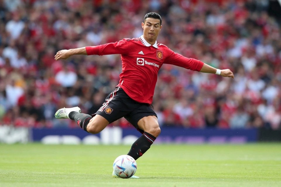 Ronaldo nhỉnh hơn Messi về số pha dứt điểm khi tung ra trung bình 5,2 cú sút trong 90 phút. Với M10, con số này là 4,5 cú sút. Số pha dứt điểm trung bình trong vùng cấm của Ronaldo và Messi lần lượt là 2,9 và 2,5.