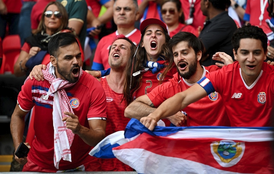 Trong khi đó, cổ động viên Costa Rica ăn mừng cuồng nhiệt. Sau trận thua đậm trước Tây Ban Nha ngày ra quân, họ đã được hưởng niềm vui chiến thắng.
