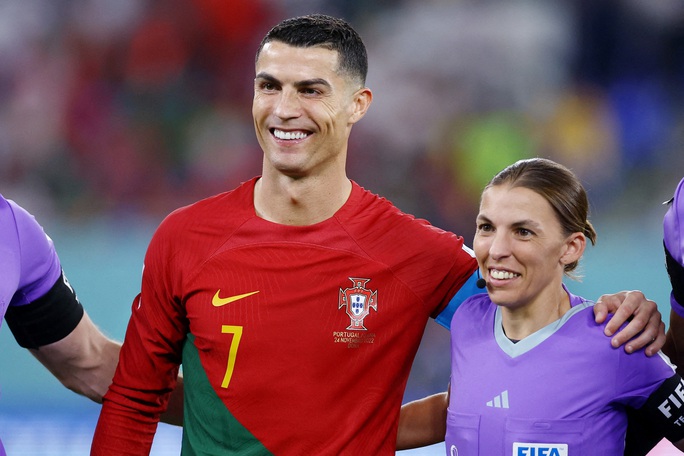 Nữ trọng tài 38 tuổi chụp ảnh chung với Cristiano Ronaldo.