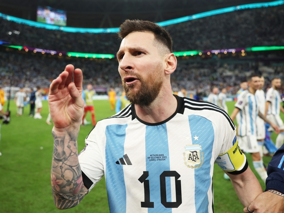 Siêu sao Messi không chỉ là một ngôi sao trên sân cỏ mà còn là một biểu tượng của cảm xúc trong lòng người hâm mộ. Hãy chiêm ngưỡng những khoảnh khắc đầy xúc động với hình nền Messi cảm xúc thôi nào!