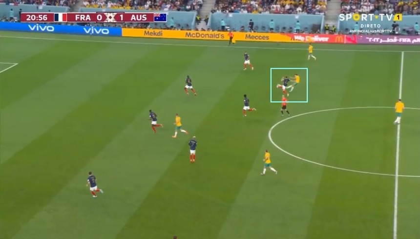 Adrien Rabiot luôn tích cực theo sát cầu thủ đối phương trong các pha phản công.