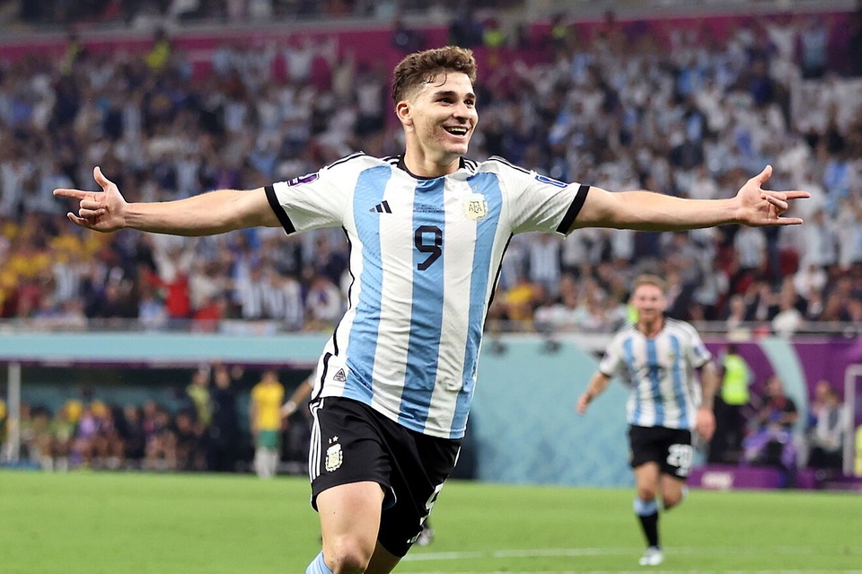 Man City là đội có nhiều cầu thủ dự World Cup 2022 nhất Premier League nhưng lúc này, chỉ còn tiền đạo Julian Alvarez chơi trận chung kết. Nỗi lo "virus FIFA" của Pep Guardiola được giải tỏa phần nào khi Man City chưa ghi nhận trường hợp chấn thương nào vì World Cup. Phong độ tốt của Alvarez (4 bàn) tại World Cup khiến Man City có thể hài lòng với World Cup 2022.