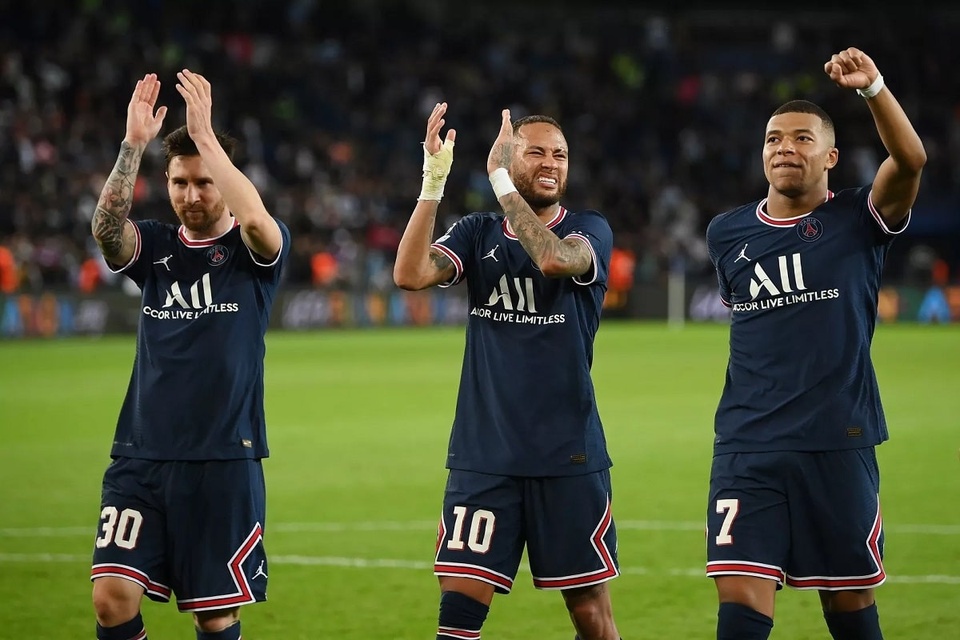 PSG không có đối thủ ở Ligue 1. Với việc bộ 3 Lionel Messi, Neymar và Kylian Mbappe cùng đạt phong độ cao, không ngạc nhiên khi đội chủ sân Parc des Princes bỏ xa đội xếp thứ 2 là Lens tận 5 điểm sau 15 vòng đấu. Họ có thành tích bất bại với 13 thắng và 2 hòa.