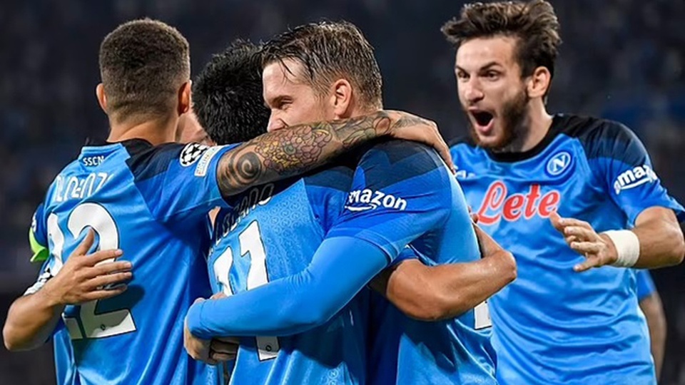 Napoli cùng với PSG trở thành hai đội bóng hiếm hoi trong top 5 giải VĐQG châu Âu chưa thua kể từ đầu mùa. Đại diện Italy có thành tích thật sự ấn tượng khi đang hơn nhà đương kim vô địch AC Milan tận 8 điểm.